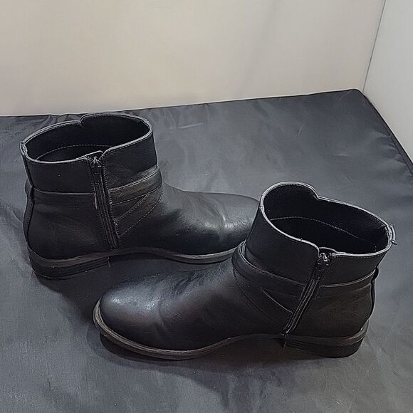 G BY GUESS ROUND TOE ZIP CLOSURE ANKLE BOOT - Picture 12 of 16